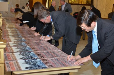 樂桃文等委員會(huì)成員共同簽署紀(jì)念活動(dòng)宣傳畫