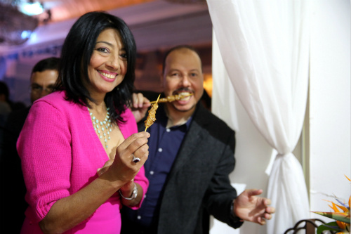 外國民眾在中國展臺前品嘗美食。