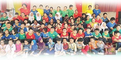 華小學(xué)生合影。 （馬來西亞光華網(wǎng)）