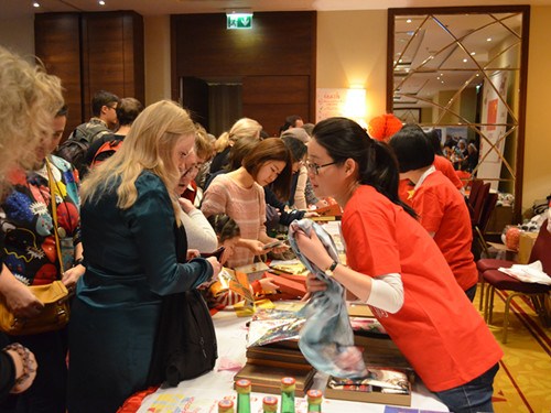 民眾選購中國手工藝品。