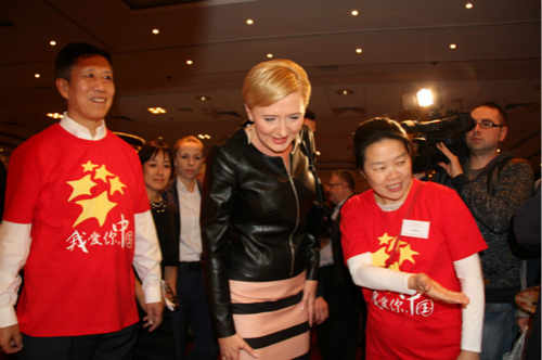 波總統(tǒng)夫人光顧中國商品臺(tái)。