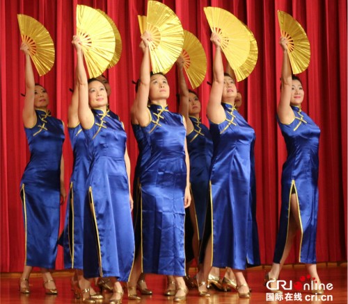 使館舞蹈隊表演節(jié)目。