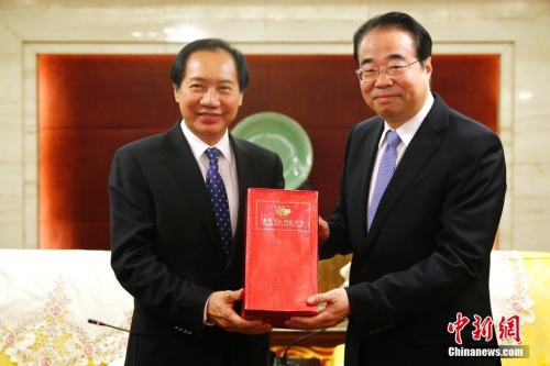 12月5日，國務院僑辦黨組書記、副主任許又聲在北京會見“外國政府官員中文學習班”往屆優(yōu)秀學員訪華團。圖為許又聲（右）與泰中文化經(jīng)濟協(xié)會會長頗欣互贈禮物。<a target='_blank' >中新社</a>記者 富田 攝