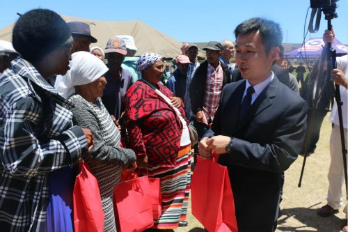 曹利為孤寡老人分發(fā)禮包。