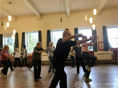 太極中級(jí)班學(xué)員雷練習(xí)太極拳。