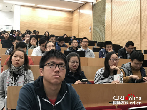 留學生認真聽講座。（攝影孫伶俐）