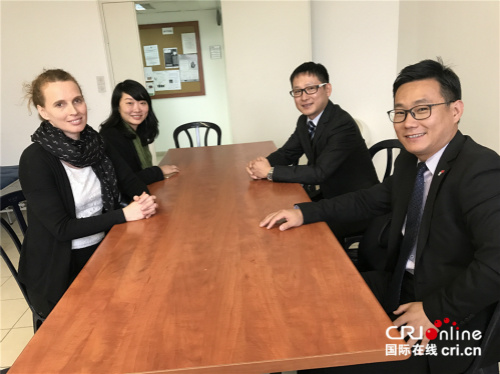 領(lǐng)事參贊蔣旭（右二）、領(lǐng)事部閆正（右一）和海法大學國際部主任左哈爾（左一）交流學生保護問題。（攝影孫伶俐）