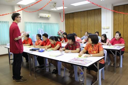 資料圖:中國(guó)老師給泰國(guó)老師培訓(xùn)中文 資料圖:中國(guó)老師給泰國(guó)老師培訓(xùn)中文