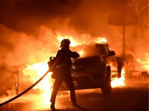 消防員給汽車滅火。