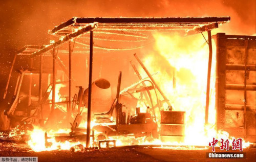 消防人員表示，強(qiáng)風(fēng)向東推進(jìn)，從而使火焰向文圖拉和圣保拉方向移動(dòng)。圖為被大火吞噬的民居。