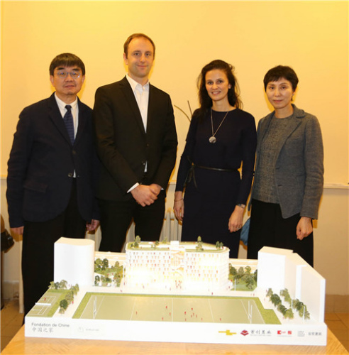 中法建筑師與和園模型。 