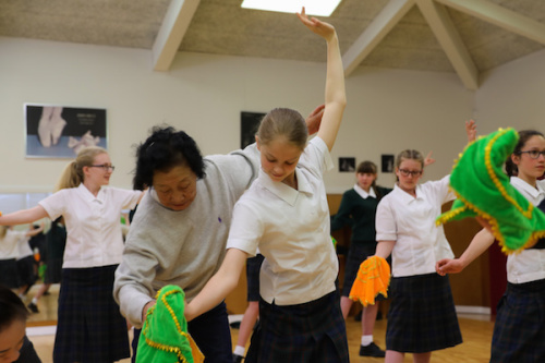 79歲高齡的國家一級演員喬梁教授糾正學(xué)生動作
