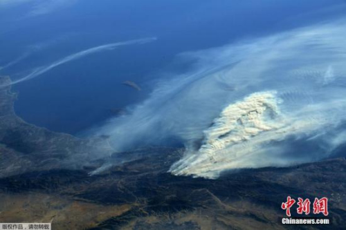 2017年12月7日消息，一組從國(guó)際空間站上拍攝的美國(guó)加州森林大火的照片。據(jù)美國(guó)有線電視新聞網(wǎng)（CNN）報(bào)道，美國(guó)南加利福尼亞州的大火不斷蔓延，其中1人遇難，數(shù)百人被疏散。