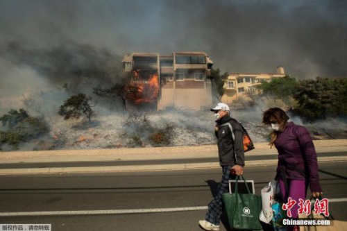 12月6日消息，美國(guó)加利福尼亞州爆發(fā)3場(chǎng)野火，目前都未得到有效控制。洛杉磯附近文圖拉縣12月4日爆發(fā)了一場(chǎng)野火，2.7萬(wàn)名居民被要求撤離。圣塔克拉利塔5日也爆發(fā)野火，超過(guò)200名消防人員投入滅火行列。此外，一場(chǎng)名為“溪火”(Creek Fire)的火災(zāi)正影響洛杉磯市區(qū)附近的西爾馬和湖景露臺(tái)地區(qū)。據(jù)報(bào)道，文圖拉縣150座建筑遭到破壞，加州州長(zhǎng)布朗宣布文圖拉縣進(jìn)入緊急狀態(tài)。5號(hào)州際公路也因圣塔克拉利塔野火被關(guān)閉。目前，直升機(jī)和其他航空器已經(jīng)投入了救火任務(wù)中，但這3場(chǎng)火災(zāi)都沒(méi)有得到有效遏制。