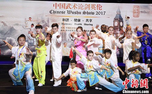 12月9日晚，一臺(tái)有15位中國(guó)武術(shù)冠軍登場(chǎng)的中英武林高手“比武大戲”在倫敦上演，這是英國(guó)首次大規(guī)模、高水平的武林盛會(huì)。 <a target='_blank' >中新社</a>記者 張平 攝