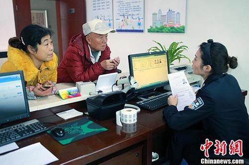 資料圖：民警為市民辦理相關證照。<a target='_blank' >中新社</a>記者 王磊 攝