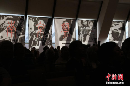 12月10日下午，美國舊金山中華文化中心，中英文口號聲不斷響起，由南京大屠殺索賠聯(lián)盟、舊金山灣區(qū)中國統(tǒng)一促進(jìn)會、舊金山抗日史實(shí)維護(hù)會和慰安婦正義聯(lián)盟聯(lián)合主辦的“南京祭”紀(jì)念活動進(jìn)入第21年。來自華裔、韓裔、菲律賓裔、非裔及白人社區(qū)各界人士500余人，向80年前南京大屠殺的死難者默哀，獻(xiàn)上白色玫瑰。<a target='_blank' >中新社</a>記者 劉丹 攝