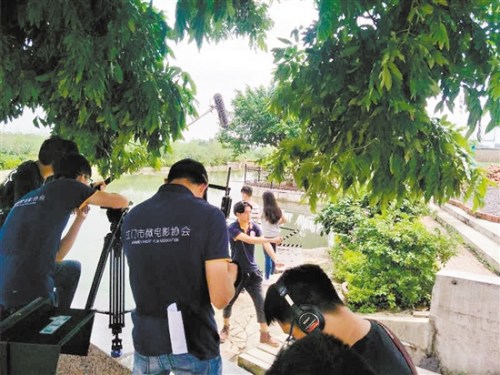 我市微電影制作團隊在器材上朝專業(yè)化方向發(fā)展。