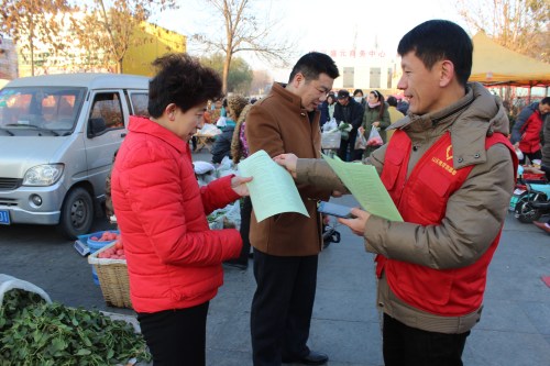 市民紛紛來領(lǐng)取僑法宣傳資料，咨詢有關(guān)歸僑僑眷留學(xué)、投資和歸僑子女升學(xué)、就業(yè)等方面的有關(guān)政策。東營(yíng)市外僑辦供圖