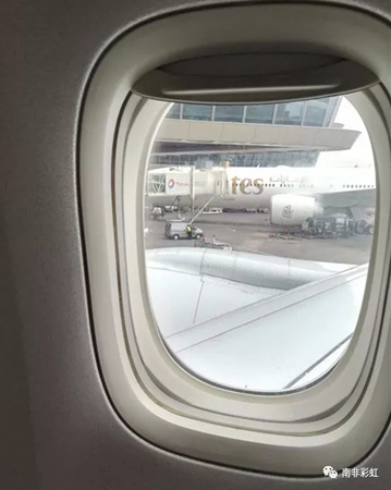 起飛前，病人家屬在機(jī)艙內(nèi)拍下這張“尋?！闭掌?，發(fā)送給熱心人士表示感謝。（南非華人網(wǎng)）