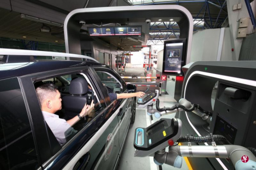 手提設備的外形有如智能手機，司機和乘客點選自己的護照后，就可掃描雙手拇指指紋，并以自拍的方式進行臉部識別，完成兩道通關程序。（新加坡《聯(lián)合早報》/何家俊 攝）