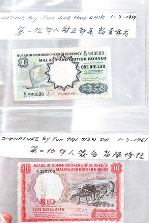 由第一任財長敦李孝式和第二任財長敦陳修信簽名的1元面值及10元面值紙鈔，十分珍貴。（馬來西亞《星洲日報》）