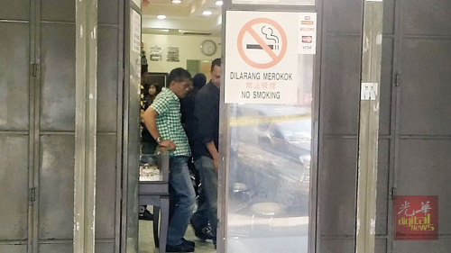 大批警員到場(chǎng)進(jìn)行調(diào)查。（馬來(lái)西亞《光華日?qǐng)?bào)》）