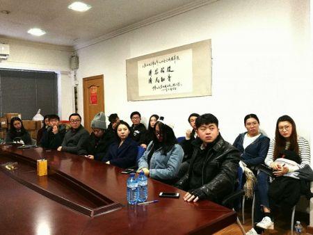 參加講座的留學(xué)生。（西班牙《歐華報(bào)》）