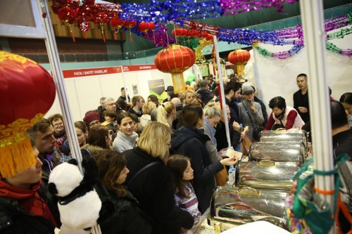 來賓排隊品嘗中國美食。