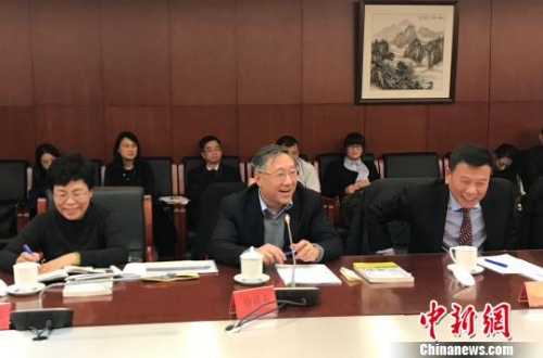 歐美同學(xué)會(huì)企業(yè)家聯(lián)誼會(huì)會(huì)長(zhǎng)、中國留學(xué)人才發(fā)展基金會(huì)副理事長(zhǎng)徐昌東在座談會(huì)上發(fā)言?！≈苄缷堋z