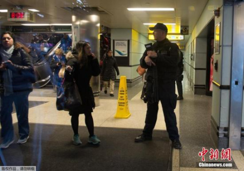 當(dāng)?shù)貢r間12月11日上午，美國紐約曼哈頓時報廣場附近的港務(wù)局巴士終點站疑發(fā)生爆炸，警方已前往處置。爆炸造成至少一人受傷，一名嫌犯被捕。此外，地鐵線路A、C、E線均已暫停。