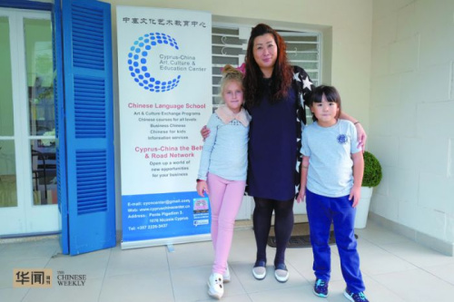 韓梅梅和她的兩個學生，左邊是個俄羅斯小女孩。