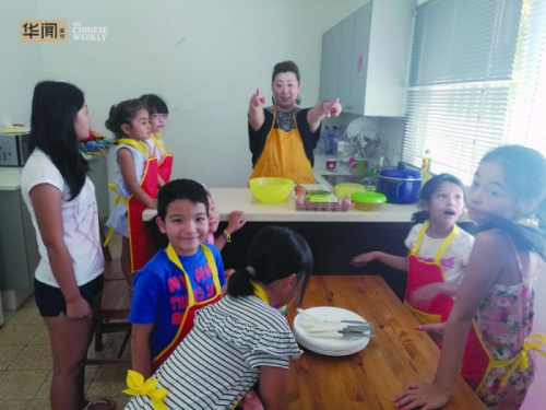 韓梅梅帶領孩子們參加中文學校的暑期班烹飪課程