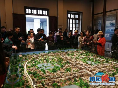 僑商、僑領(lǐng)在?？谑羞M(jìn)行考察?！《谑?攝