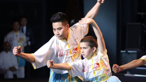 來自英國的武術(shù)運動員及武術(shù)愛好者也登上舞臺。今年11歲的土耳其小朋友朱奈德(Junayde) 已經(jīng)習(xí)武8年了。他爸爸表示他們一家人都是武術(shù)愛好者，朱奈德學(xué)習(xí)武術(shù)是受哥哥的啟發(fā)。(BBC中文網(wǎng))