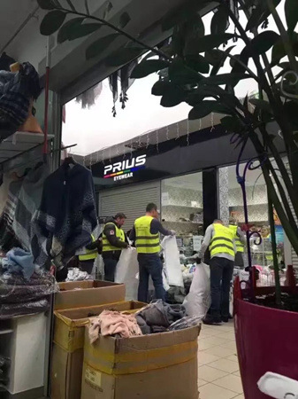 波蘭海關(guān)稅警在清點(diǎn)扣押貨物，因?yàn)楸豢圬浳飻?shù)量太多，一直忙到下半夜還在現(xiàn)場。（《歐洲時(shí)報(bào)》中東歐版微信公眾號）