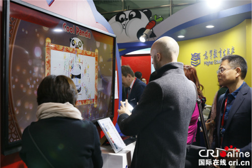參會(huì)代表在高等教育出版社推出的少兒漢語(yǔ)教學(xué)多媒體互動(dòng)平臺(tái)前駐足。