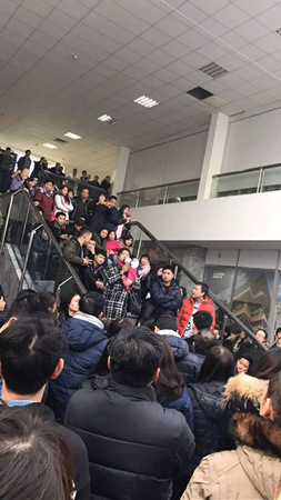 經(jīng)營戶們聚集在市場辦公室外大廳。（《歐洲時(shí)報(bào)》中東歐版微信公眾號）