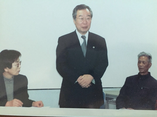 小野寺利孝（中）與趙宗仁（右）