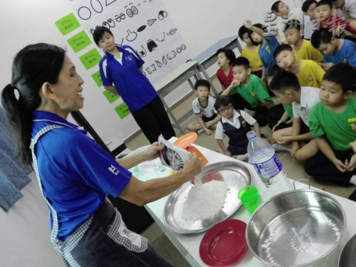教師示范做包子的步驟，希望特殊孩子能掌握一門手藝，日后有謀生的出路。（馬來西亞《星洲日?qǐng)?bào)》）