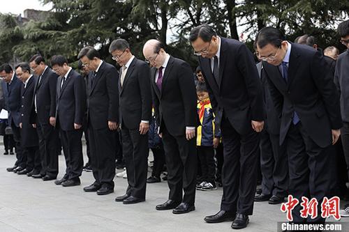 12月13日，經(jīng)中共中央臺灣工作辦公室、國務(wù)院臺灣事務(wù)辦公室批準(zhǔn)，侵華日軍南京大屠殺遇難同胞紀(jì)念館成為“海峽兩岸交流基地”，國臺辦副主任劉結(jié)一向紀(jì)念館授牌。該館成為繼中山陵之后，南京市第二個(gè)“海峽兩岸交流基地”。圖為國臺辦副主任劉結(jié)一(右三)等為侵華日軍南京大屠殺死難者默哀。 <a target='_blank' >中新社</a>記者 泱波 攝