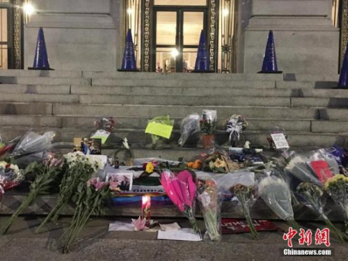 當?shù)貢r間12月12日，美國舊金山市政府大廈前，民眾獻花哀悼。舊金山首位華裔、亞裔市長李孟賢12日凌晨1時11分因心臟驟停去世，享年65歲。<a target='_blank' >中新社</a>記者 劉丹 攝