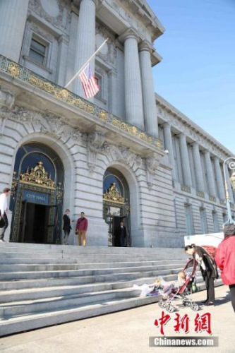 當?shù)貢r間12月12日，美國舊金山市政府大廈降半旗。舊金山首位華裔、亞裔市長李孟賢12日凌晨1時11分因心臟驟停去世，享年65歲。<a target='_blank' >中新社</a>記者 劉丹 攝