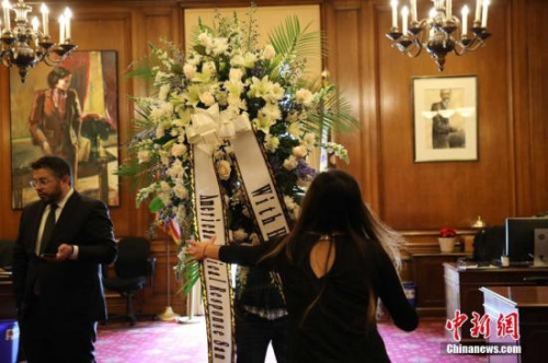 當?shù)貢r間12月12日，美國舊金山市長辦公室，工作人員放置花圈。舊金山首位華裔、亞裔市長李孟賢12日凌晨1時11分因心臟驟停去世，享年65歲。<a target='_blank' >中新社</a>記者 劉丹 攝