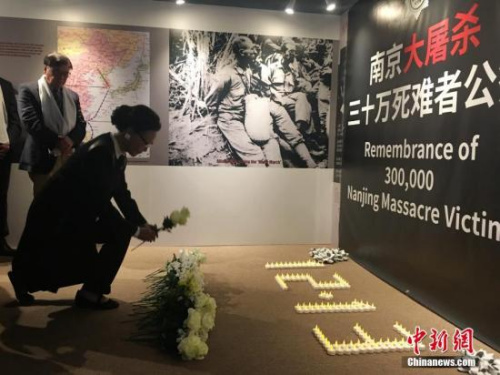 當?shù)貢r間12月12日16時，美國舊金山，海外抗日戰(zhàn)爭紀念館創(chuàng)辦人方李邦琴與民眾在館內舉辦南京大屠殺死難者國家公祭日紀念活動，悼念30萬死難同胞。 <a target='_blank' >中新社</a>記者 劉丹 攝