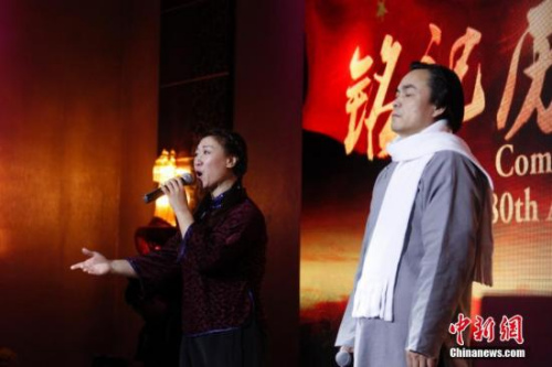 資料圖：當?shù)貢r間12月9日，加拿大安大略省各界華人共同舉辦的“南京大屠殺80周年追思會”在多倫多舉行。來自華人社區(qū)及其他多個族裔社區(qū)的逾千名代表參加此次主題為“銘記歷史，祈愿和平”的追思會。圖為歌者演唱《松花江上》。 <a target='_blank' >中新社</a>記者 余瑞冬 攝