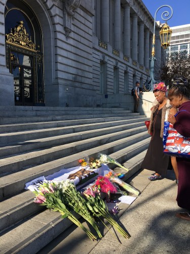 市政廳外，民眾哀悼（美國《世界日報(bào)》/李晗 攝）