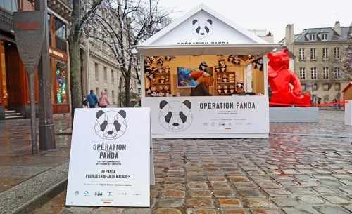 12月13日，由成都IFS、巴黎左岸圣日耳曼德佩委員會(huì)共同主辦的—“OPERATION PANDA”（熊貓行動(dòng)）活動(dòng)在巴黎左岸的圣日耳曼德佩廣場(chǎng)隆重揭幕，這是成都與圣日耳曼德佩“國(guó)際友好街區(qū)”結(jié)盟后的首個(gè)合作項(xiàng)目。（法國(guó)《歐洲時(shí)報(bào)》/主辦方供圖）