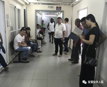 哈爾濱國(guó)際林子清登記獻(xiàn)血人員。（《安哥拉華人報(bào)》微信公眾號(hào)）