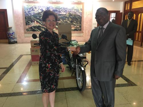 中使館向馬里安全部捐贈(zèng)物資。（圖片來(lái)源：中國(guó)駐馬里大使館網(wǎng)站）